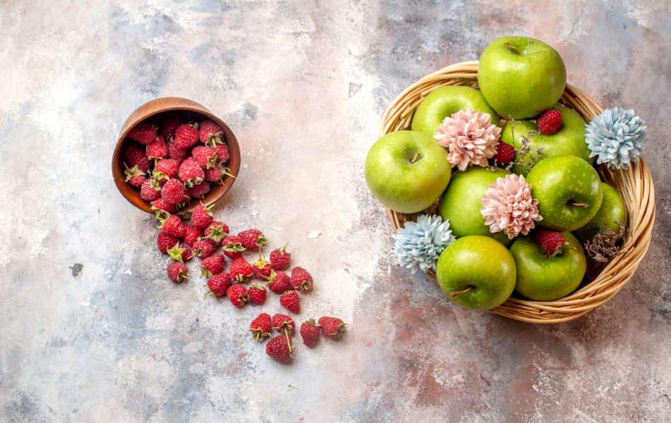 Apples clean your teeth while you chew and keep your mouth fresh thanks to their high fiber.